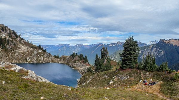 A view of a Pacific Northwest mountain lake that is surrounded by mountains.
